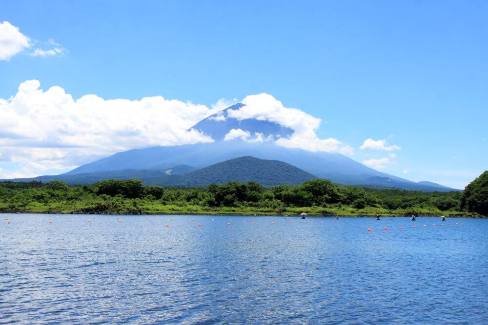 精進湖で富士山の絶景を堪能！おすすめ写真スポットや周辺施設