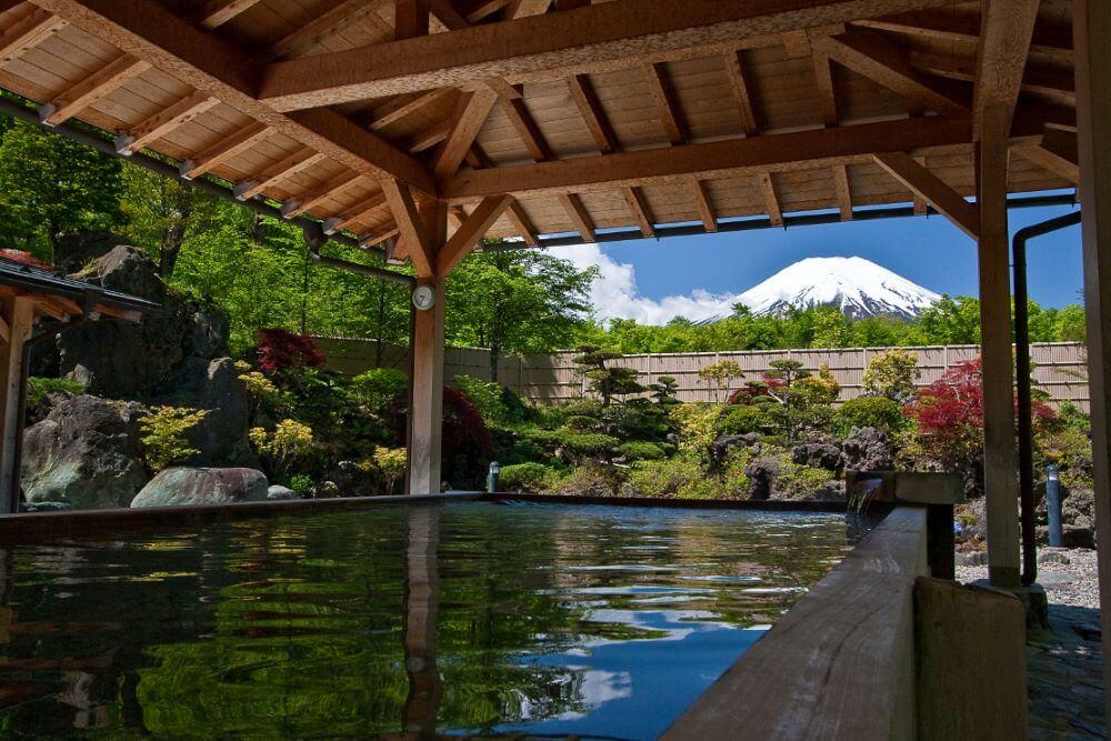 富士山が見える温泉を紹介 河口湖周辺の人気日帰り温泉や旅館 宿泊 温泉 Fuji Cango 地元スタッフが教える富士山 河口湖 富士五湖観光ガイド