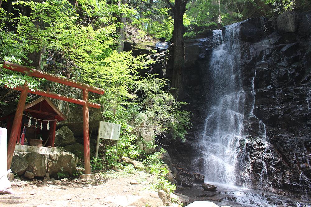 母の白滝 – 富士山信仰が息づくパワースポット