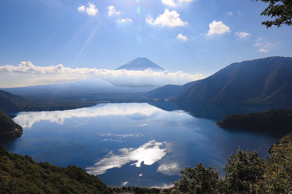 中ノ倉峠 – 富士山と本栖湖の絶景が広がる展望台へハイキング